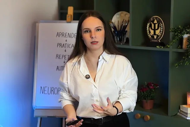 Luana Fontana Petri explicando, ao lado do quadro
