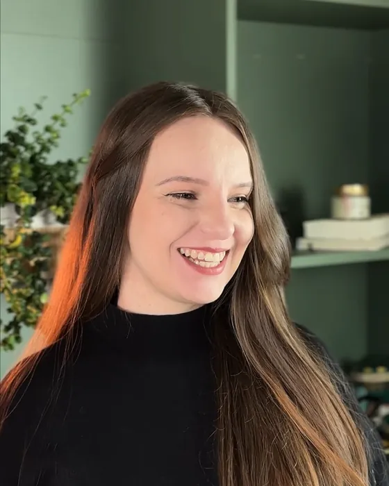 Luana Fontana Petri sorrindo, olhando para o lado