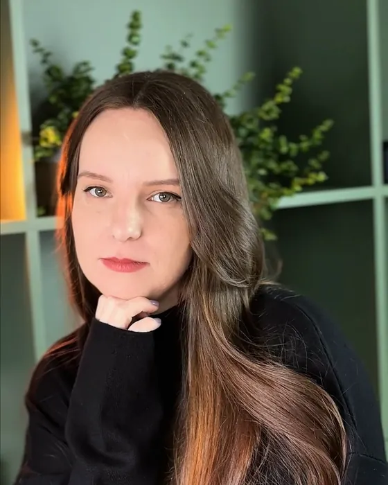 Luana Fontana Petri pensativa, com a mão no queixo