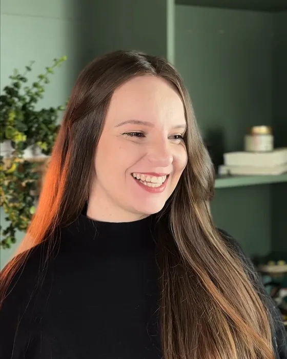 Luana Fontana Petri sorrindo, de blusa preta