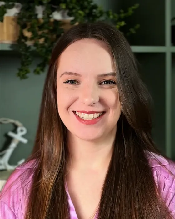 Luana Fontana Petri sorrindo, de camisa rosa