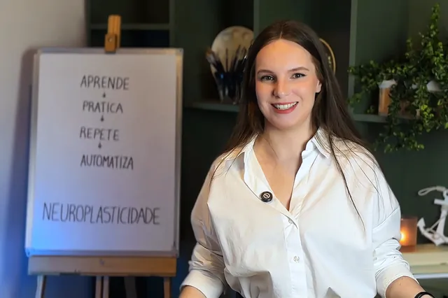 Luana Fontana Petri sorrindo, ao lado do quadro com as etapas aprende, pratica, repete, automatiza